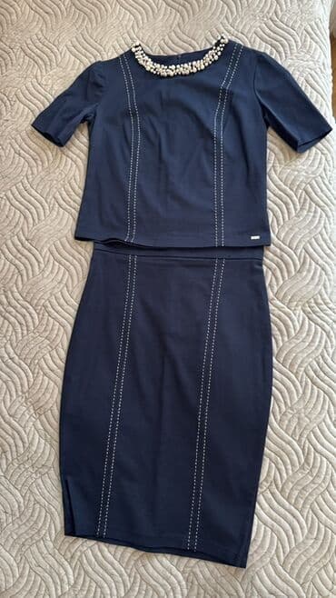 Tünd göy rəngdə, qısa qollu, mirvari bəzəkli yaxası olan zərif bluz və