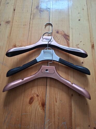 Paltar asqıları dəsti - Model: iki fərqli tip. - Rənglər: metalik — 1