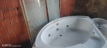 Умывальники, тюльпаны: Ağ rəngdə künc jakuzi vanası, hamam otaqları üçün uyğundur. Daxili — 3