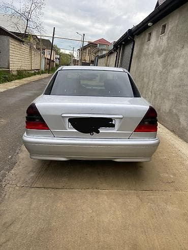 07 sekilleri cekmek: Mercedes-Benz C-Sinif sedan (W202), gümüşü rəng. - Kuzov: 4 qapılı — 2