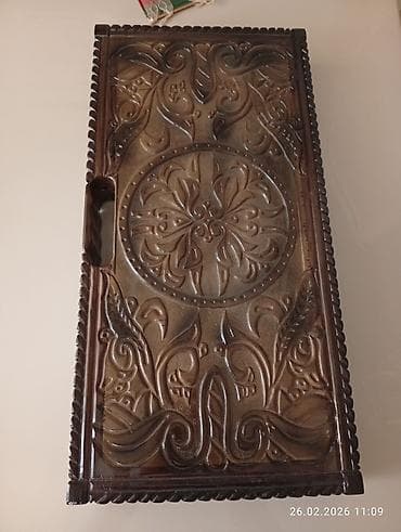 Taxta nərd lövhəsi – əl oyma naxışlı, qatlanandır. Xüsusiyyətlər: - — 3