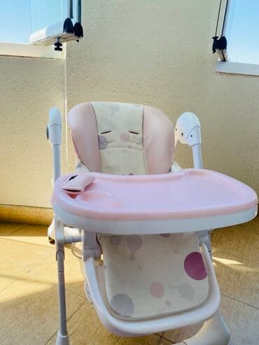 Ağ və çəhrayı rənglərdə olan uşaq yüksək oturacağı, kiçik uşaqlar üçün