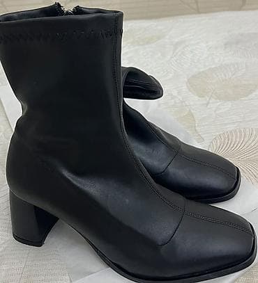rezin bot: Qadın botları – qara rəng, kvadrat burunlu, orta hündürlükdə qalın — 2