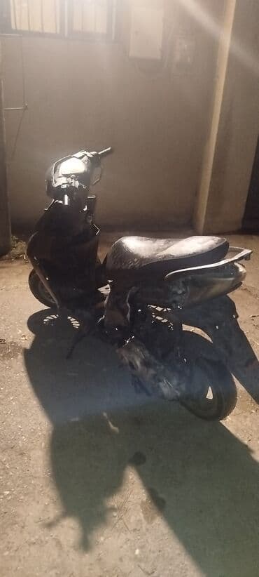 Su nəqliyyatı: Satışda şəhər içi hərəkət üçün kompakt skuter. Xüsusiyyətlər: - — 5