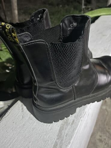 Ayaqqabılar: 39ölçü.Yeni kimidir.Heçbir əksiyi yoxdur.1sezon geyilib.Ehtiyac — 2