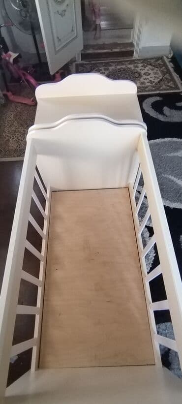 столик на кроватку: Для девочки, Б/у, Четырехугольная, Колыбель, Без бортиков, Без матраса, С механизмом качания — 2