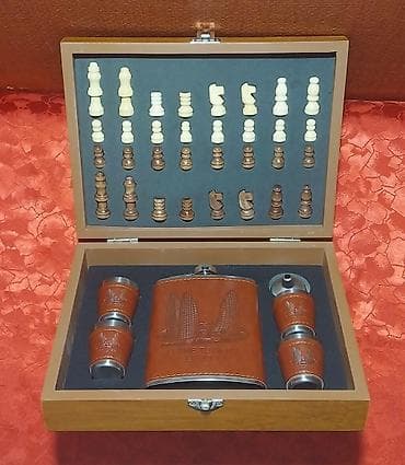 gitara qabi: İçki qabı dəsti şahmat lövhəsi ilə birlikdə satılır. Üzərində Alov — 8