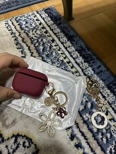 Bordo rəngli AirPods üçün silikon örtük və dekorativ asqılar dəsti. -