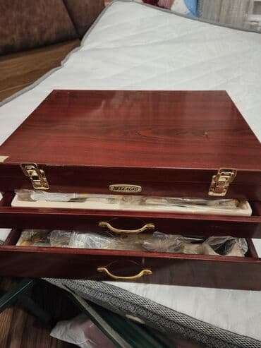 qasiq qabi: Bellagio markalı, 126 hissədən ibarət qab-qacaq dəsti. Dəst taxta — 4