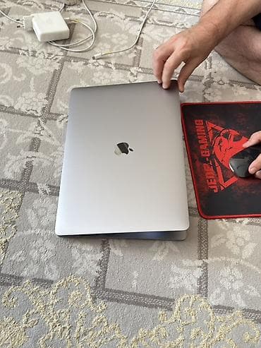 macbook pro: Apple MacBook Pro 16" (Space Gray) noutbuku - Ekran: 16 düym Retina — 9