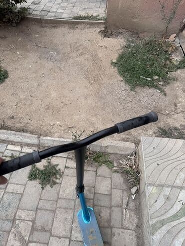 купить трюковой самокат в бишкеке: Freestyle skuter - Rəng və dizayn: Mavi-alüminium gövdə, göy qurşağı — 4