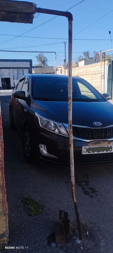maşın 09: Kia Rio sedan - Korpus: 4 qapılı sedan, tünd qəhvəyi rəng - Kuzov — 3