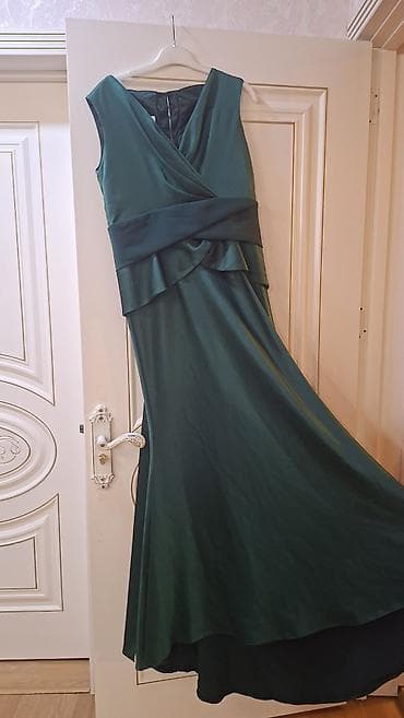 Zümrüd yaşı tonunda uzun ziyafət donu - Model: qolsuz, V-şəkilli