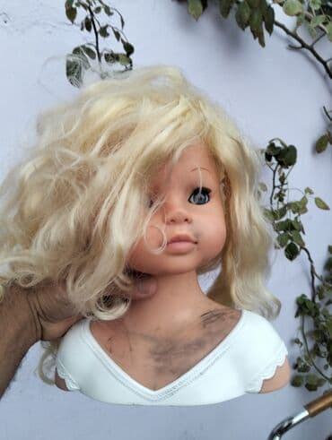 əşyaların alışı: Gəlincik başı uzun sarı saçlara və mavi gözlərə malikdir. Bu — 2