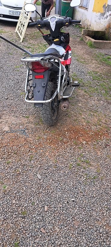 maşın danqıratı: Skuter/moped – sport üslublu, qırmızı-ağ gövdə, “REPSOL” tipli qrafika — 4