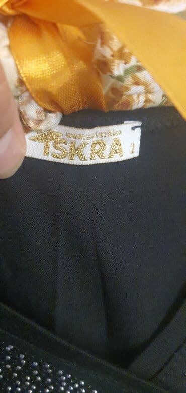 женские леопардовые лосины: Qara rəngdə, V-yaxa və yarpaq naxışlı qadın bluzası. Bluzanın ön — 3