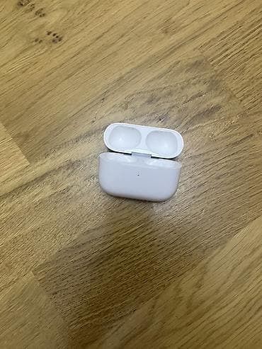 iphone se ucuz: Apple AirPods simsiz qulaqlıq və şarj qutusu. Ağ rəngli, kompakt — 4