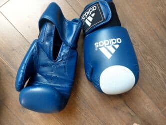 Boks kisələri: Məhsul: Adidas boks dəsti Tərkib: - 1 cüt Adidas boks əlcəyi - Adidas — 3