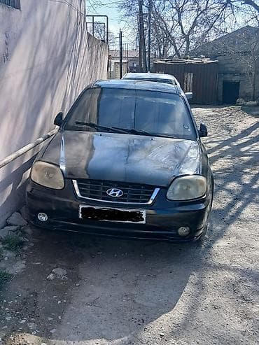 hunday h 1: Hyundai Elantra sedan, qara rəng. - Kuzov: 4 qapı, arxa şüşələr tünd — 4