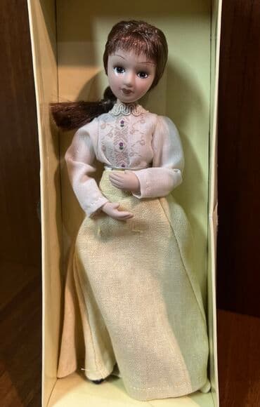 şuşa qalası maketi: Фарфоровая кукла вместе с журналом
20 см — 1