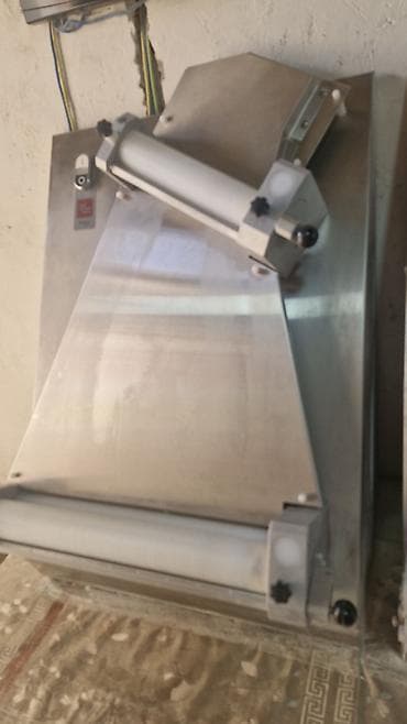 Pizza xəmir yayma aparatı – elektriklə işləyən, paslanmayan poladdan