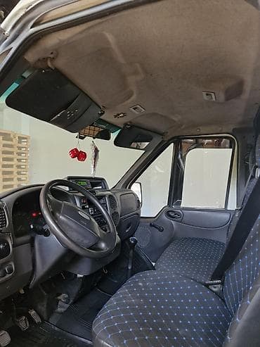 3.30üksək tavanlı ağ kuzov, ikiqat arxa qapılar, sağ tərəfdə sürüşkən