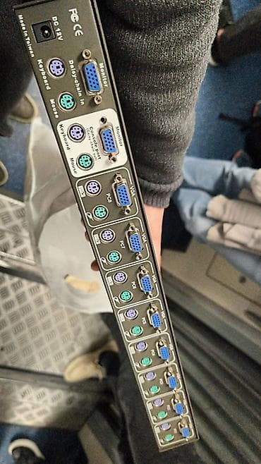 switch 2: D‑Link DKVM‑8E – 8 portlu KVM switch Xüsusiyyətlər: - 1 klaviatura, 1 — 2