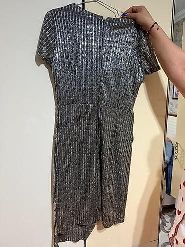 moto geyimi: Gümüşü parıltılı, qısaqol kokteyl/axşam geyimi. - Rəng: tünd — 2