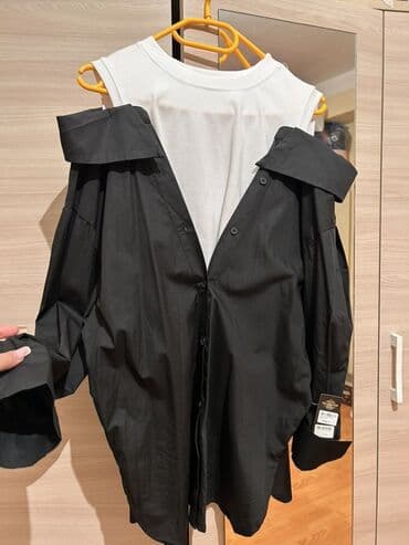 Qadın geyim dəsti – ağ qolsuz top + qara oversize düyməli köynək