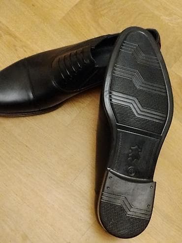Туфли: Kişi üçün klassik qara tufli. 43 razmer yenidir. 65 alınıb 45 AZN — 2