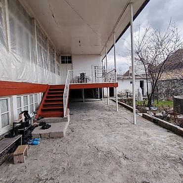 Mənzillər: Satılır: həyət evi - Geniş həyətli, bir mərtəbəli ev. Evin önündə — 2