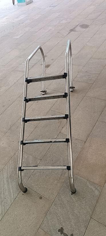 Basen nərdivani. Piləken basen ucun bir sezon isdənib salafanlari tam