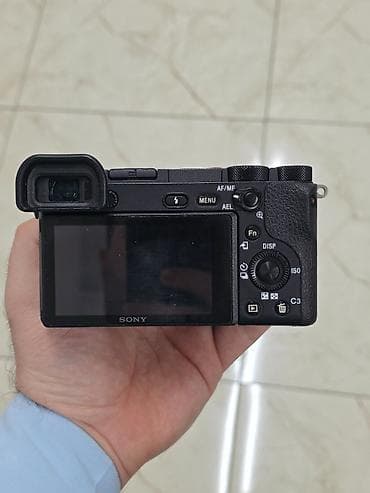 Sony a6500 üzərində 16-50mm kit lens ilə birgə satılır. Video — 4
