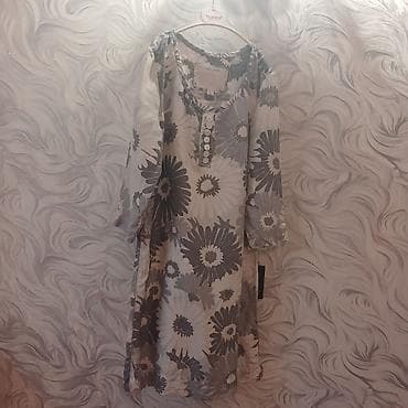 Geyim: Qadın tunik/kofta - Rəng palitrası: boz, açıq boz və ağ