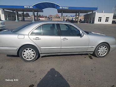 mitsubishi lancer evolution: Mercedes-Benz E‑Class W210 sedan - Kuzov: sedan, gümüşü rəng - — 1
