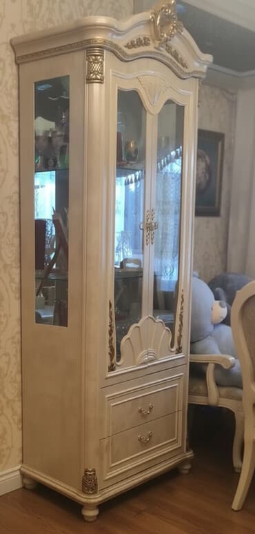 Şüşəli dolab vitrini