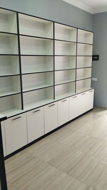 hazır vitrin: Mağaza üçün mebel dəsti – vitrin rəflər, alt dolablar və qəbul masası — 2