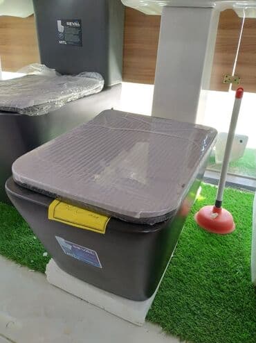 Tualet boz rəngdədir və müasir kvadrat formalı dizayna malikdir. Yaxşı