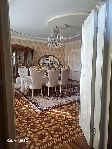 kiraye ev sumqayitda: 2 mərtəbəli geniş mənzil/in - Zal: iri ölçülü, sütunlu tavan dekoru — 9