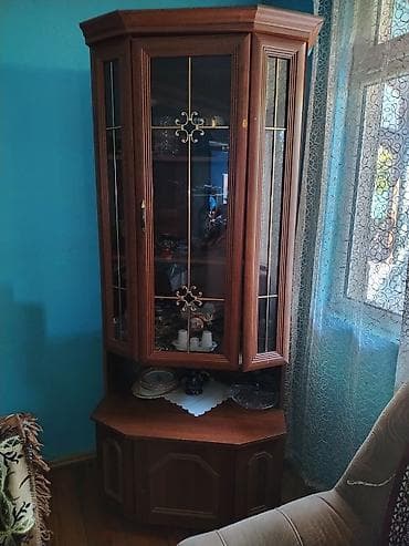 iskaf: Künc vitrin şkafı - Material: taxta korpus, şüşə vitrin qapıları - — 1