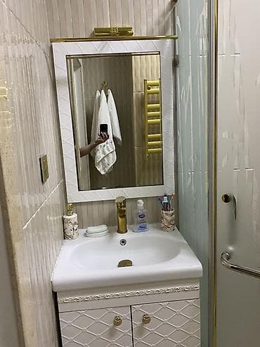 carpayı divan: Təsvir: - Zal: Zərif kristal çilçıraq, dairəvi-naxışlı alçıpan tavan — 8