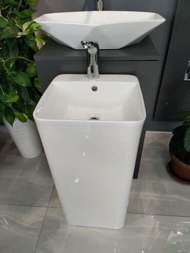 Duş üçün kranlar: Ağ rəngli, müasir dizaynlı, ayaqlı seramik lavabo. Bu lavabo, tək — 1