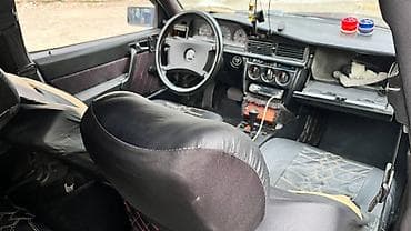 mersedes benz c: Mercedes‑Benz 190 (W201) sedan - Kuzov: 4 qapılı sedan, tünd qırmızı — 4