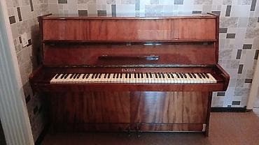 Upright piano – ELEGIА markalı - Korpus: parlaq laklı ağac örtüyü