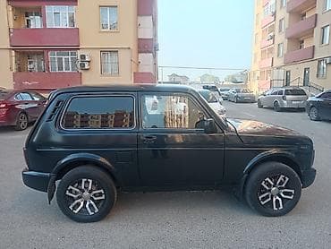 niva şüşələri: LADA Niva (VAZ 2121) 3 qapılı, qara rəngli off-road SUV — 3