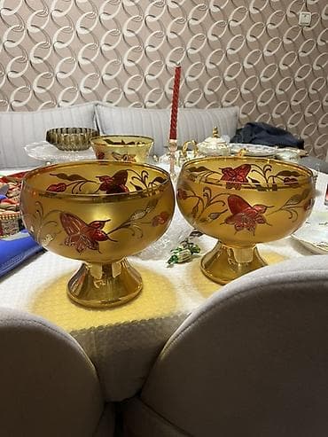 servisler: Qızılı bəzəkli şüşə serviz dəsti Tərkib: - 2 ədəd iri ayaqlı — 1