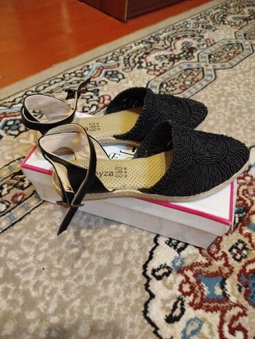 ağ çəkmələr: Qısaboğaz, Adidas, Ölçü: 37, rəng - Qara, Yeni — 2