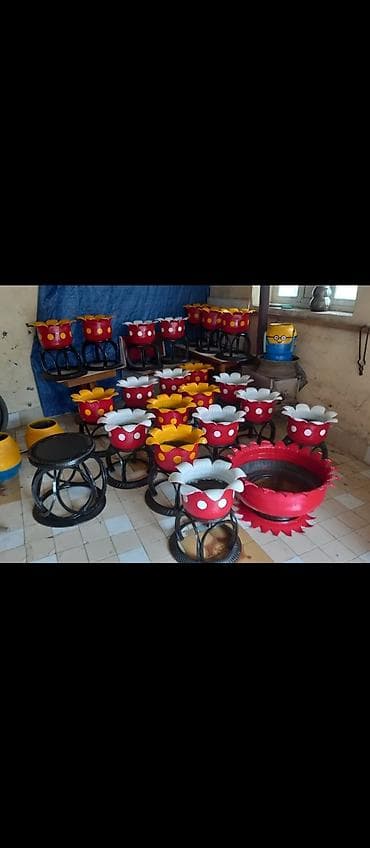 plastik su baki: Rəngarəng dekorativ çiçək dibçəkləri və stendlər - Material — 2