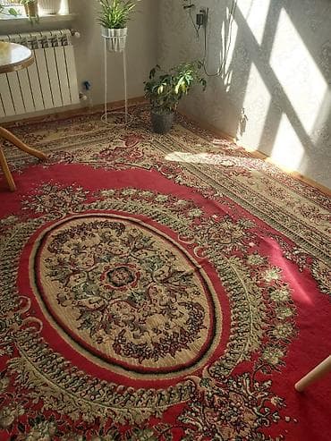 Qırmızı rəngdə klassik naxışlı xalça - Üslub: Şərq motivli, medalyon