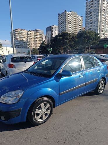 Motonəqliyyat: Kia Rio sedan – mavi rəng, 4 qapı. Texniki və dizayn xüsusiyyətləri — 3